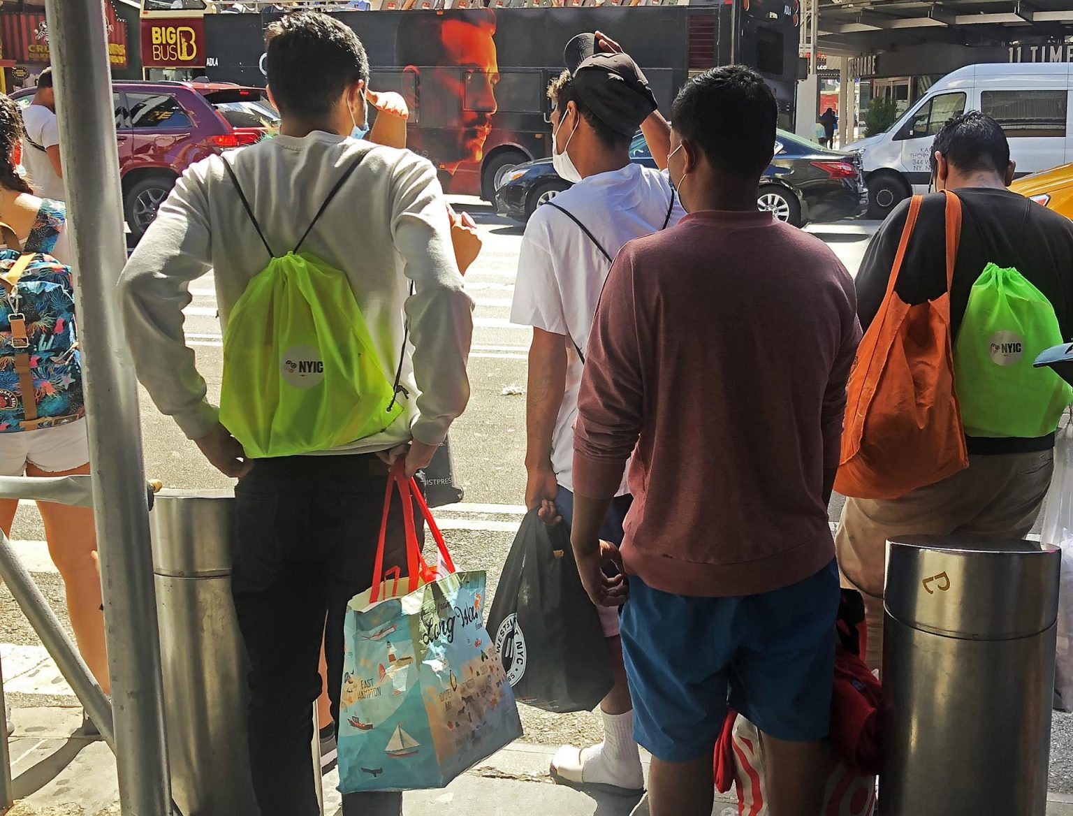 Fotografía de un grupo de migrantes a su llegada a Nueva York tras ser enviados por el Gobierno de Texas, hoy, en Nueva York (Estados Unidos). EFE/ Javier Otazu