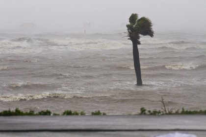 Según el centro meteorológico, con sede en Miami (Florida, EE.UU.), la onda tropical avanza a más de 15 millas por hora (24 km/h) con dirección oeste-noroeste hacia el Atlántico central. Imagen de archivo. EFE/DAN ANDERSON