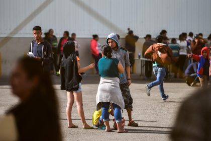 Las autoridades detallaron que el grupo transportaba a entre 80 y 100 inmigrantes indocumentados mensualmente y operó por lo por lo menos por seis meses. Imagen de archivo. EFE/Miguel Sierra