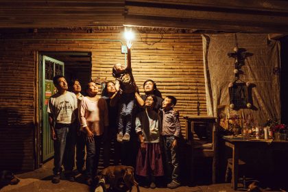 Fotografía cedida por Iberdrola México que muestra a una familia posando bajó la luz de una bombilla eléctrica, en la comunidad de Achiquico, municipio de Tamazunchale, San Luis Potosí (México). EFE/ Iberdrola México/SOLO USO EDITORIAL/SOLO DISPONIBLE PARA ILUSTRAR LA NOTICIA QUE ACOMPAÑA (CRÉDITO OBLIGATORIO)