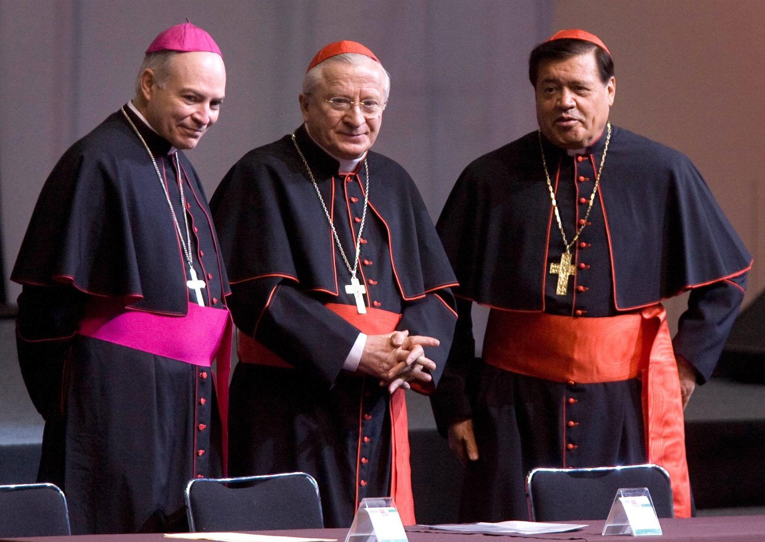 Fotografía de archivo. (De izq a der) El Cardenal Ennio Antonelli, presidente del Pontificio Consejo para las Familias, conversa con el presidente de la conferencia del Episcopado mexicano, Carlos Aguilar, y el Cardenal Norberto Ribera. EFE/David de la Paz