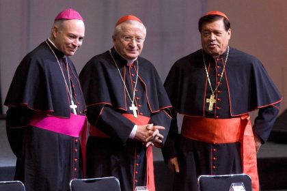 Fotografía de archivo. (De izq a der) El Cardenal Ennio Antonelli, presidente del Pontificio Consejo para las Familias, conversa con el presidente de la conferencia del Episcopado mexicano, Carlos Aguilar, y el Cardenal Norberto Ribera. EFE/David de la Paz