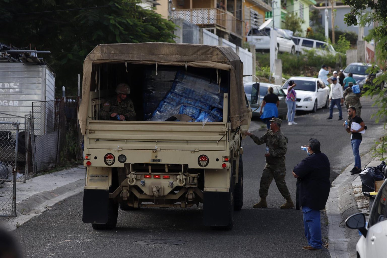 Miembros de la Guardia Nacional reparten agua este miércoles en el barrio Punta Diamante en Ponce, Puerto Rico. EFE/Thais Llorca