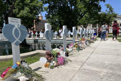 Personas visitan las cruces instaladas en memoria de las 21 víctimas asesinadas en la masacre de la escuela primaria Robb, en la plaza central de Uvalde, Texas (EE.UU). Imagen de archivo. EFE/Lucía Leal