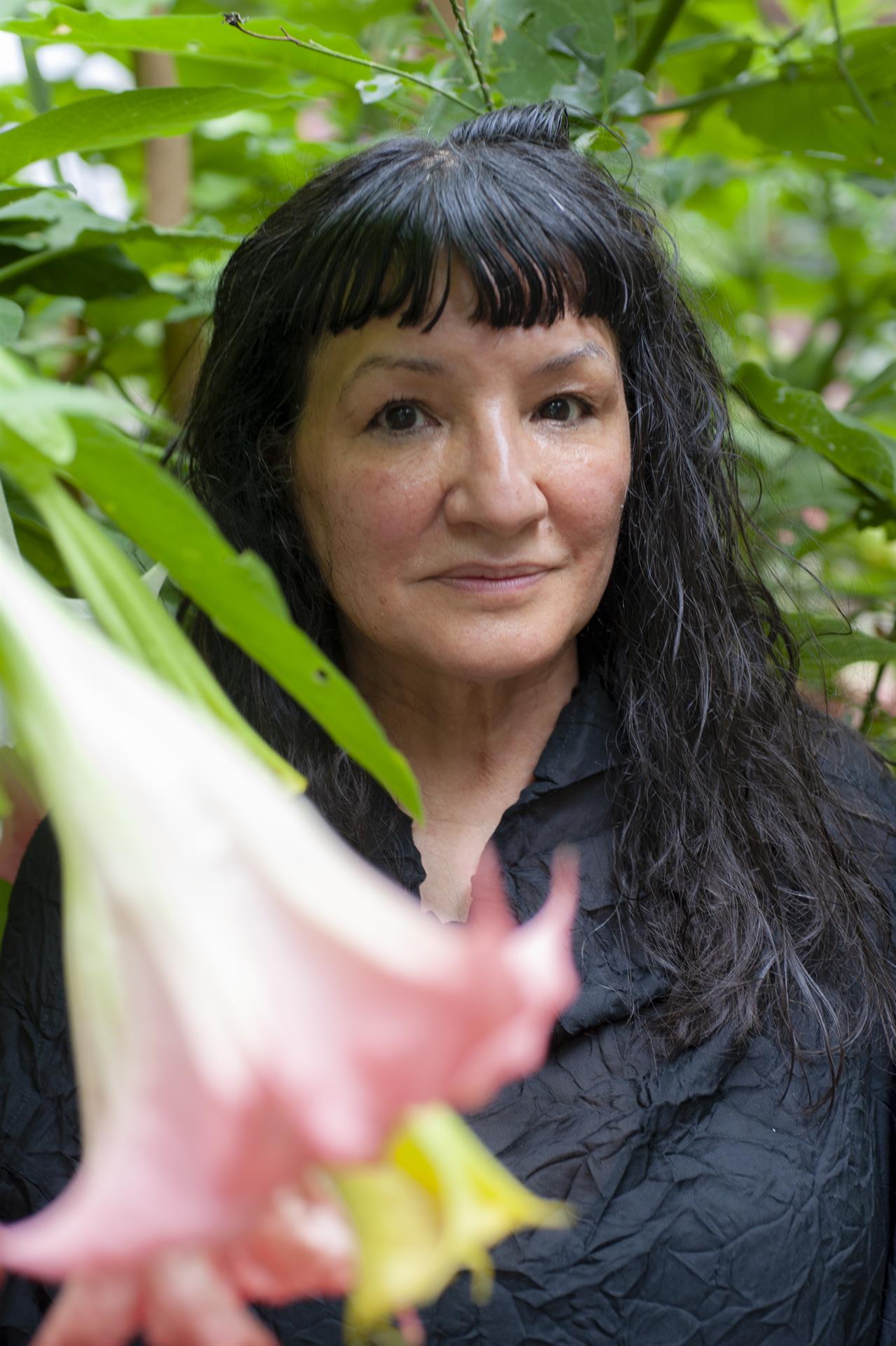 Fotografía de archivo cedida por Keith Dannemiller y fechada en junio de 2021 donde aparece la escritora mexico-estadounidense Sandra Cisneros mientras posa en San Miguel de Allende, en Guanajuato (México). EFE/ Keith Dannemiller / SOLO USO EDITORIAL/ SOLO DISPONIBLE PARA ILUSTRAR LA NOTICIA QUE ACOMPAÑA (CRÉDITO OBLIGATORIO)