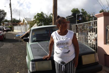 Una mujer observa los destrozos causados por el huracán Fiona, este miércoles en el barrio Punta Diamante en Ponce, Puerto Rico. EFE/Thais Llorca