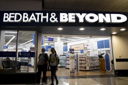 Shoppers visit a Bed Bath & Beyond store in Washington, DC, USA, 30 August 2022. EFE/EPA/MICHAEL REYNOLDS