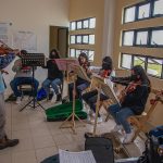 Jóvenes indígenas tzotziles, del proyecto musical "Por la paz de la zona norte", ensayan el 10 de septiembre de 2022, en el Centro Cultural de San Cristóbal de las Casas, Chiapas (México). EFE/Carlos López