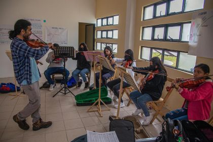 Jóvenes indígenas tzotziles, del proyecto musical "Por la paz de la zona norte", ensayan el 10 de septiembre de 2022, en el Centro Cultural de San Cristóbal de las Casas, Chiapas (México). EFE/Carlos López