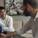 El tenista español Carlos Alcaraz habla en entrevista con EFE hoy, en el ático del hotel donde se hospeda en pleno centro de Nueva York (EE.UU.). EFE/Jorge Fuentelsaz