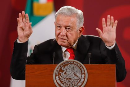 El presidente de México, Andrés Manuel López Obrador, participa durante su conferencia matutina hoy lunes, en el Palacio Nacional, en Ciudad de México (México). EFE/Isaac Esquivel