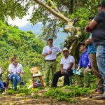 Fotografía sin fecha cedida por Cristian Ramos /Guatemaltecos por la Nutrición, que muestra miembros del equipo del programa Guatemaltecos por la Nutrición mientras se reúnen con comunidades de Huehuetenango y Quiché. EFE/Cristian Ramos/Guatemaltecos Por La Nutrición