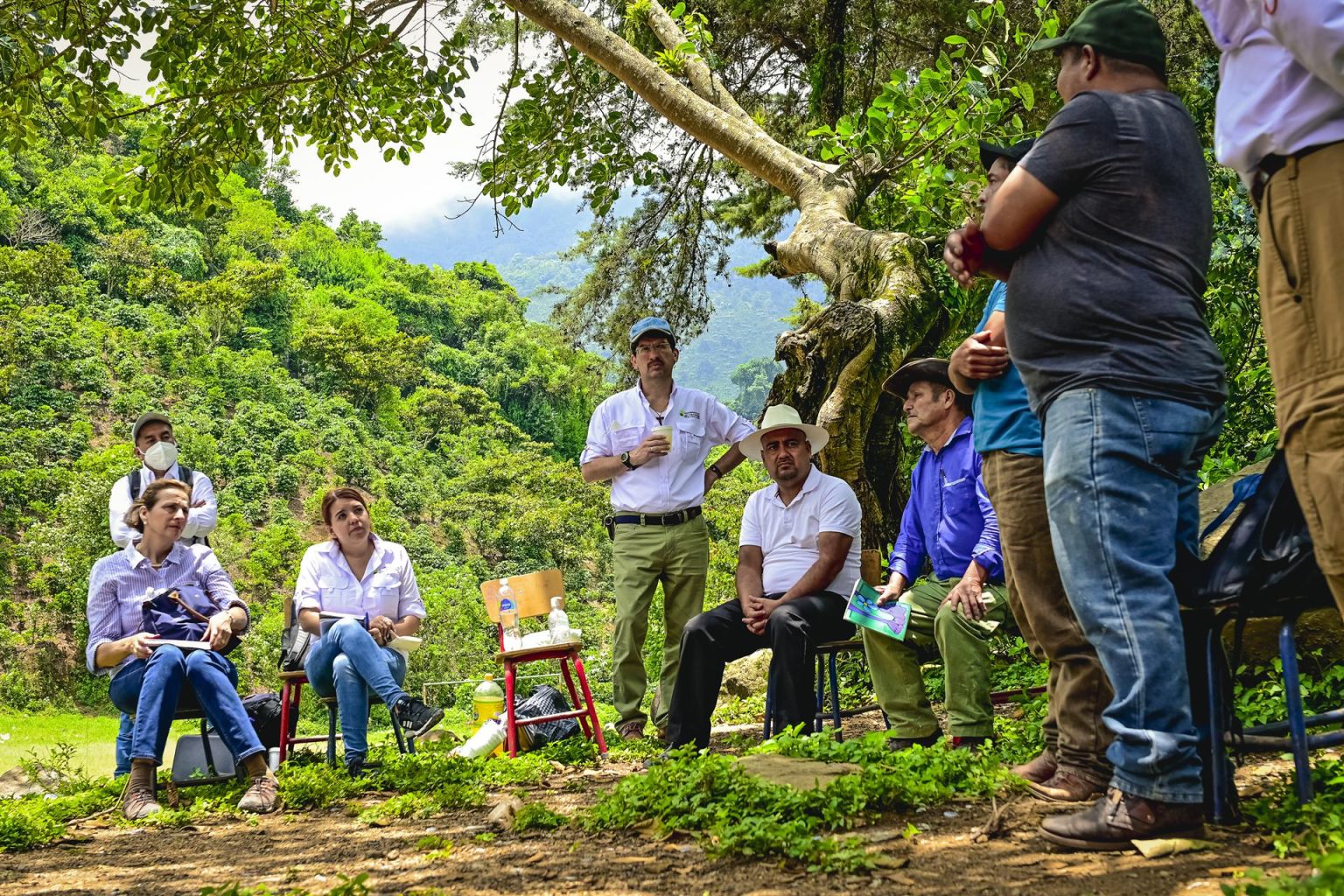 Fotografía sin fecha cedida por Cristian Ramos /Guatemaltecos por la Nutrición, que muestra miembros del equipo del programa Guatemaltecos por la Nutrición mientras se reúnen con comunidades de Huehuetenango y Quiché. EFE/Cristian Ramos/Guatemaltecos Por La Nutrición