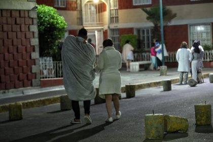 Personas permanecen en las calles después de registrarse un terremoto la madrugada de este jueves en la Ciudad de México (México). EFE/ Sáshenka Gutiérrez