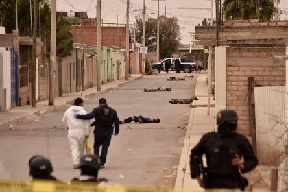 Fotografía de archivo de peritos forenses que realizan el levantamiento de varios cuerpos en el municipio de Fresnillo, en el estado de Zacatecas (México). EFE/ James Romero