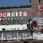 Dos hombres colocan carteles durante una manifestación por los 43 estudiantes desaparecidos de la Escuela Normal "Isidro Burgos" de Ayotzinapa, en el estado de Guerrero, hoy, en el Campo Militar Número 1., en la Ciudad de México (México). EFE/ Sáshenka Gutiérrez