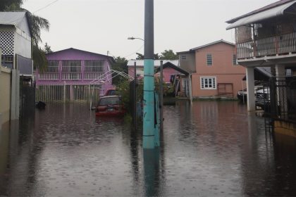 Fotografía de una calle inundada por el impacto del huracán Fiona en el barrio Juana Matos, en Cataño (Puerto Rico). EFE/Thais LLorca