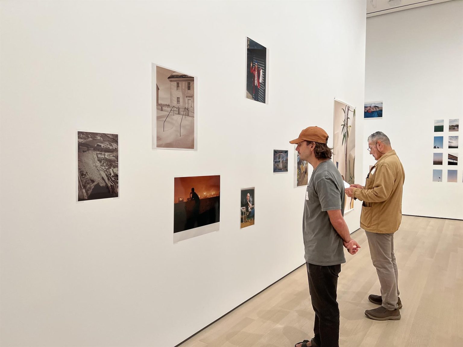 Personas observan unas fotografías del alemán Wolfang Tillmans durante un pase de prensa para su exposición multimedia "To Look Without Fear", hoy en el Museo de Arte Contemporáneo de Nueva York (MoMA) (EE. UU). EFE/Sarah Yañez-Richards