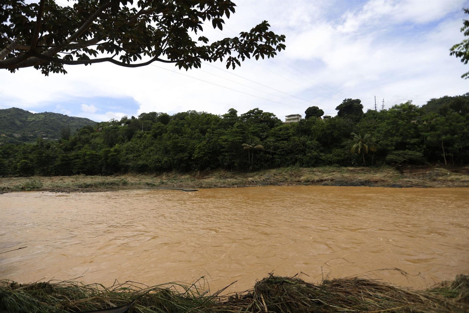 Fotografía de un río desbordado debido al paso del huracán Fiona, el 20 de septiembre de 2022, en Naranjito (Puerto Rico). EFE/ Thais Llorca