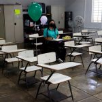 Fotografía de archivo de una alumna que asiste a una clase en la Escuela Eugenio María de Hostos en Cayey, en Puerto Rico. EFE/Thais Llorca
