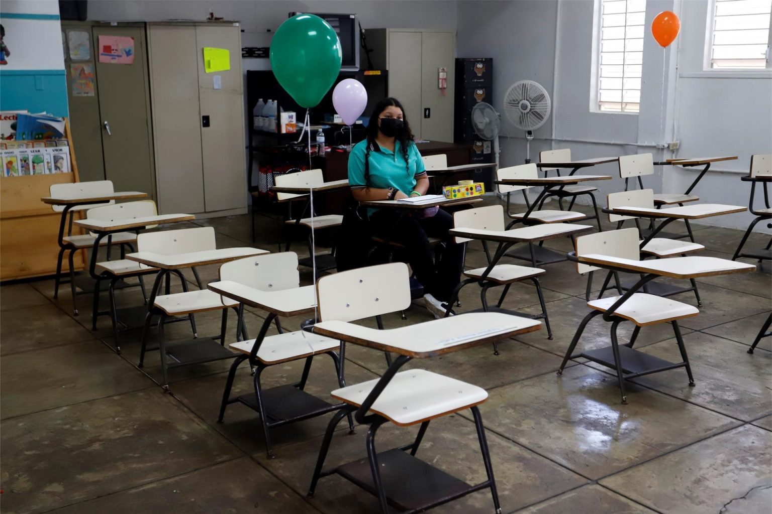 Fotografía de archivo de una alumna que asiste a una clase en la Escuela Eugenio María de Hostos en Cayey, en Puerto Rico. EFE/Thais Llorca