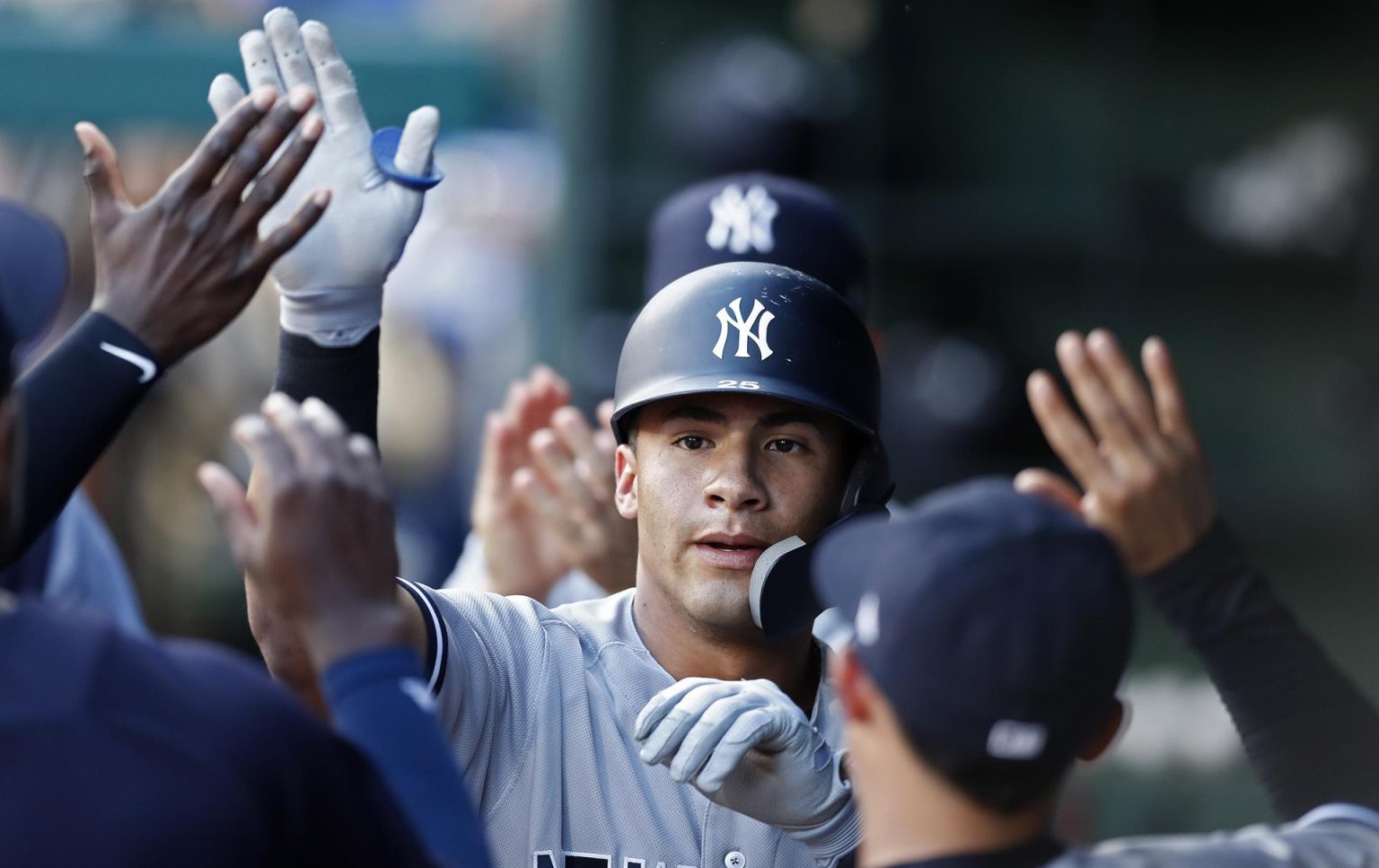 Fotografía de archivo en la que se registró al beisbolista venezolano Gleyber Torres, segunda base de los Yanquis de Nueva York, al celebrar un jonrón que anotó para su equipo, durante un partido de la MLB, en Arlington (Texas, EE.UU.). EFE/Larry W. Smith