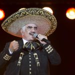 Fotografía de archivo del cantante mexicano Vicente Fernández durante un concierto en el Estadio Azteca. EFE/Fernando Aceves