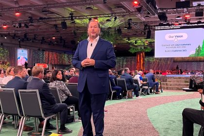 El co consejero delegado de Salesforce, Marc Benioff, habla durante la presentación de Dreamforce hoy martes en San Francisco, California. EFE/Marc Arcas