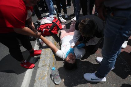 Una mujer es atendida por desmayo, al registrarse un sismo hoy en la Ciudad de México (México). EFE/Sáshenka Gutiérrez