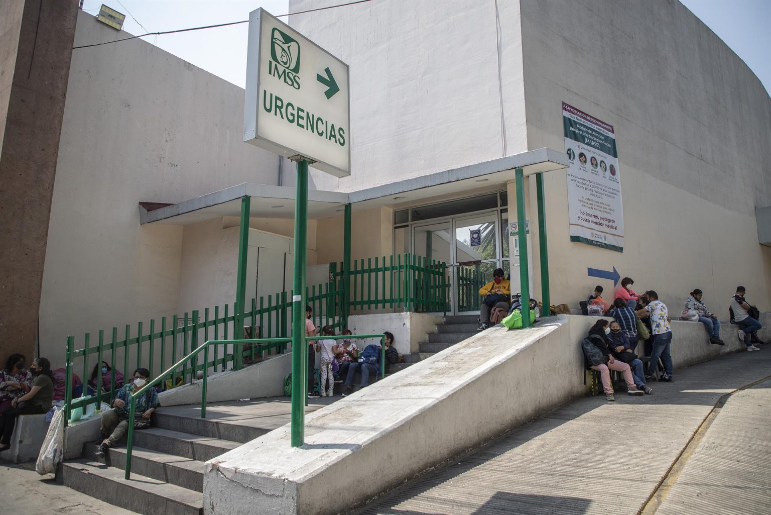 Familiares de pacientes esperan en las afueras de un hospital en Ciudad de México (México). Imagen de archivo. EFE/Isaac Esquivel