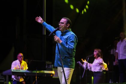 Fotografía cedida este miércoles, 7 de septiembre, por Danitez Network en al que se registró al salsero puertorriqueño Gilberto Santa Rosa, durante un concierto en El Bronx (Nueva York, EE.UU.).  EFE/Danitez Network /Pablo Andrés Monsalve