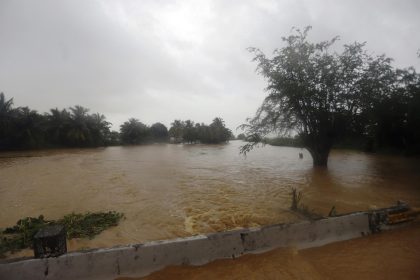 Fotografía de un río desbordado debido al impacto por el paso del huracán Fiona hoy, en Toa Baja (Puerto Rico). EFE/Thais LLorca