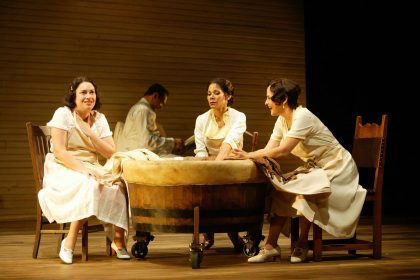 Fotografía cedida por el dramaturgo cubano-estadounidense Nilo Cruz donde se aprecia un momento de una representación en Broadway de su obra "Anna in the Tropics" (Ana en los trópicos) estrenada hace 20 años y que en 2003 le valió a Cruz el Premio Pulitzer de Drama. EFE/Álbum Nilo Cruz /SOLO USO EDITORIAL /SOLO DISPONIBLE PARA ILUSTRAR LA NOTICIA QUE ACOMPAÑA (CRÉDITO OBLIGATORIO)