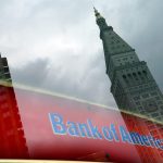 Fotografía de archivo que muestra el reflejo del logotipo del Bank of America en Nueva York, Estados Unidos. EFE/Andrew Gombert