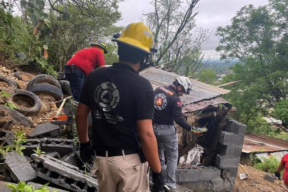 Fotografía cedida por Protección Civil de Nuevo León donde se observa a rescatistas mientras trabajan tras afectaciones por las fuertes lluvias, en Monterrey (México). EFE/ Protección Civil De Nuevo León / SOLO USO EDITORIAL/ SOLO DISPONIBLE PARA ILUSTRAR LA NOTICIA QUE ACOMPAÑA (CRÉDITO OBLIGATORIO)