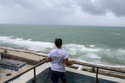 Fotografía de archivo que muestra a una persona observando las olas del mar en Miami, Florida (Estados Unidos). EFE/Giorgio Viera