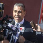 El senador estatal por el Estado de Nueva Yorkel dominicano Adriano Espaillat habla con los periodistas en Nueva York. Imagen de archivo. EFE/Miguel Rajmil