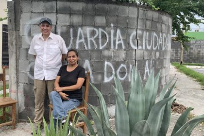 El líder de la "Guardia Ciudadana Vistas Terranova", Sergio Rey González, (i), acompañado de la silbatera, Sandra Elizabeth Briones (d), posan al termino de una entrevista con Efe, el 9 de septiembre de 2022, en el municipio de Juárez, en Nuevo León (México). EFE/Aracely Chantaka