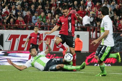 Fotografía de archivo del exjugador de Xolos de Tijuana Raúl Enriquez (c-arriba). EFE/Alejandro Zepeda