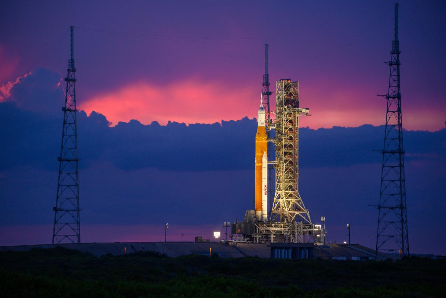 Fotografía del 30 de agosto cedida por la NASA donde se muestra el cohete del Sistema de Lanzamiento Espacial (SLS) con la nave espacial Orion a bordo mientras está encima del lanzador móvil en la plataforma de Lanzamiento 39B en el Centro Espacial Kennedy en Merritt Island, Florida (EEUU). EFE/ Eric Bordelon Nasa SOLO USO EDITORIAL SOLO DISPONIBLE PARA ILUSTRAR LA NOTICIA QUE ACOMPAÑA (CRÉDITO OBLIGATORIO)