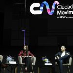 El moderador y periodista, Pedro Pablo Cortés (i); la directora de Centro-i, Elena Estavillo (c), y el director general de Uber Eats en México, Daniel Colunga (d), participan en el Foro Ciudades en Movimiento, hoy, en Ciudad de México (México). EFE/ Alex Cruz