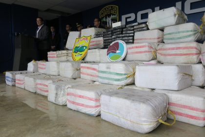 Las autoridades puertorriqueñas y estadounidenses incautaron este viernes un cargamento de cocaína valorado en 4,8 millones de dólares a media milla (0,8 kilómetros) al norte de Loíza, municipio en la costa noreste de la isla. Imagen de archivo. EFE/Jorge Muñiz