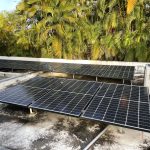 Fotografía que muestra placas solares instaladas en el tejado de una casa el 21 de septiembre de 2022 en Guaynabo, Puerto Rico. EFE/Marina Villén