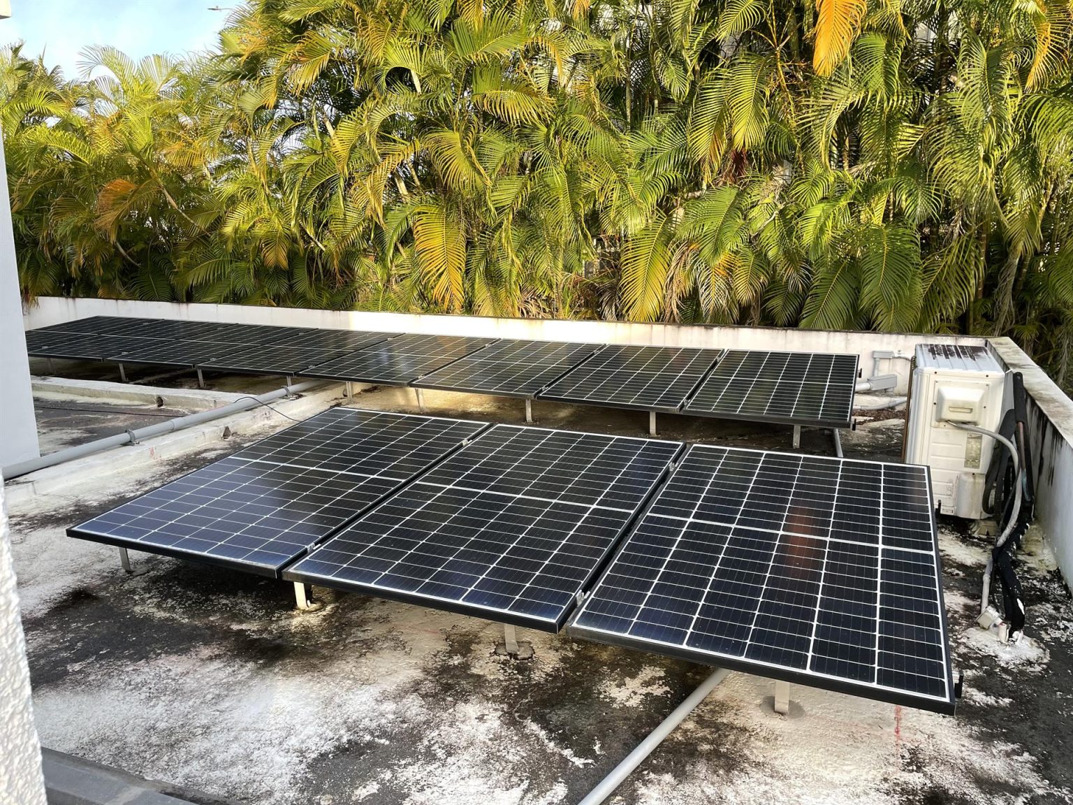 Fotografía que muestra placas solares instaladas en el tejado de una casa el 21 de septiembre de 2022 en Guaynabo, Puerto Rico. EFE/Marina Villén