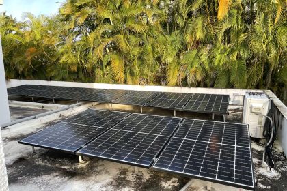 Fotografía que muestra placas solares instaladas en el tejado de una casa el 21 de septiembre de 2022 en Guaynabo, Puerto Rico. EFE/Marina Villén