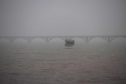 Vista de una embarcación entre fuerte oleaje en la bahía de Samaná (República Dominicana). EFE/Orlando Barría