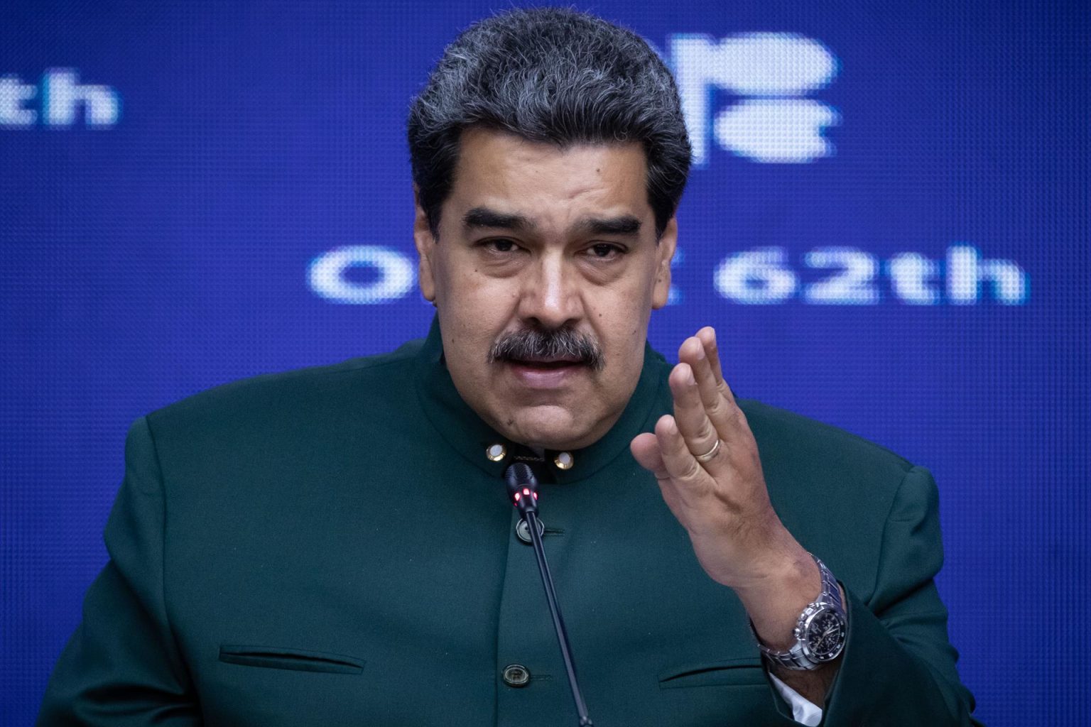 El presidente de Venezuela, Nicolás Maduro, participa en una rueda de prensa, ayer, en el Palacio de Miraflores en Caracas (Venezuela). EFE/ Rayner Peña R.