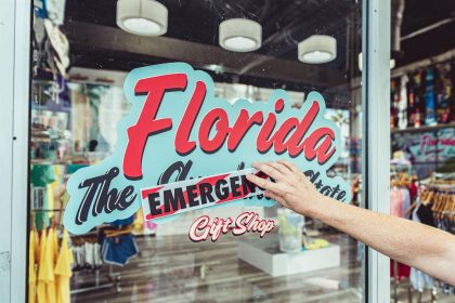 Fotografía cedida por Santa Cruz Communications donde aparece la mano de una persona mientras cambia el cartel que anuncia al estado de la Florida como "Estado del sol" a "Estado de emergencia" y que forma parte de la campaña "Florida, el Estado de Emergencia", que se lanza este lunes, coordinada por el Instituto CLEO junto a la Fundación VoLo y la Unión de Científicos Conscientes. EFE/Santa Cruz Communications /SOLO USO EDITORIAL /NO VENTAS /SOLO DISPONIBLE PARA ILUSTRAR LA NOTICIA QUE ACOMPAÑA /CRÉDITO OBLIGATORIO