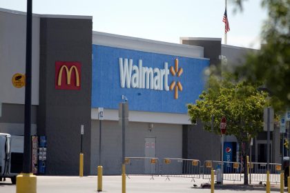 La Policía del condado Miami-Dade dijo que una persona está bajo su custodia después de haberse registrado múltiples disparos hoy en un supermercado de la cadena Walmart, en el suroeste del condado. Imagen de archivo. EFE/Jesús Rosales