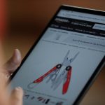 Un hombre utiliza su tableta digital para hacer las compras a través de la compañía estadounidense de comercio electrónico, amazon.com. Imagen de archivo. EFE/ Fernando Alvarado